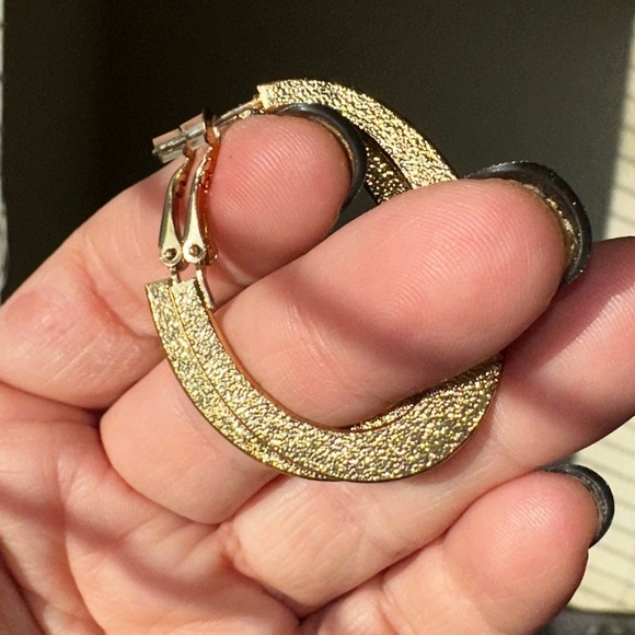 Textured gold hoops - Picture 4 of 4